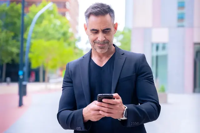 Gerente comercial revisa el estado del embudo desde su celular